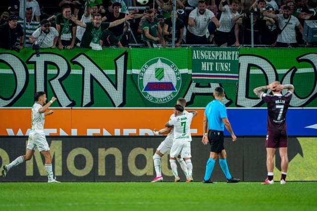 SOCCER - UEFA ECL, Rapid vs Hearts VIENNA,AUSTRIA,26.AUG.26 - SOCCER - UEFA Conference League, play-off, SK Rapid Wien vs Heart of Midlothian FC. Image shows the rejoicing of Ercan Kara, Nenad Cvetkovic, Marco Tilio (Rapid) and the disappointment of Calvin Miller (Hearts).  GEPAxpictures xKevinxHackner