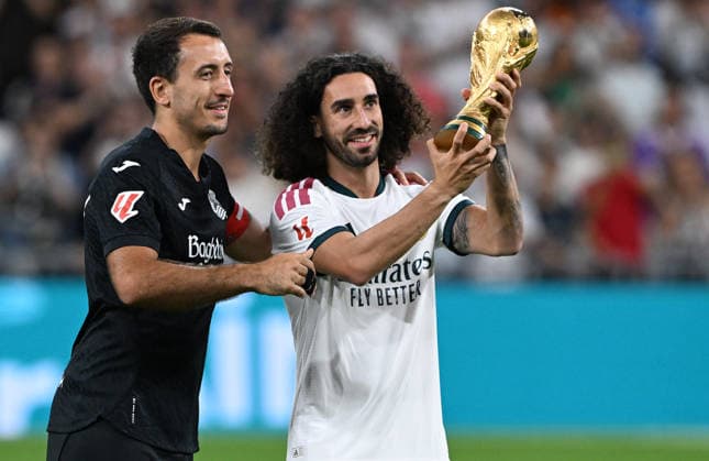 Real Madrid v Real Sociedad - La Liga MADRID, SPAIN - AUGUST 26 : Real Madrid footballer Marc Cucurella (R) and Real Sociedad footballer Mikel Oyarzabal (L) who were part of Spain s squad, greet fans before the La Liga first-week match between Real Madrid and Real Sociedad at Santiago Bernabeu Stadium in Madrid, Spain on August 26, 2026, as the FIFA World Cup, WM, Weltmeisterschaft, Fussball trophy won by Spain is brought onto the pitch.??????? Burak Akbulut Anadolu Madrid Spain. Editorial use only. Please get in touch for any other usage.  Copyright: x2026xAnadoluxBurakxAkbulutx