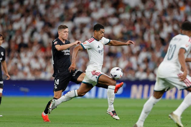 Jude Bellingham of Real Madrid CF controls the ball during the LaLiga EA Sports match between Real Madrid CF and Real Sociedad de Fútbol at Estadio Santiago Bernabéu on August 26, 2026, in Madrid, Spain. Photo by Manu Reino, DeFodi Images