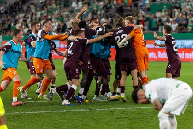SOCCER - UEFA ECL, Rapid vs Hearts VIENNA,AUSTRIA,26.AUG.26 - SOCCER - UEFA Conference League, play-off, SK Rapid Wien vs Heart of Midlothian FC. Image shows the rejoicing of the Hearts with Marco Tilio (Rapid).  GEPAxpictures xPhilippxBrem