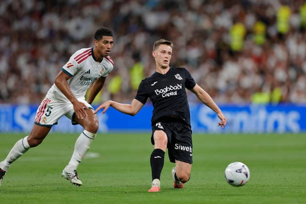 Benat Turrientes of Real Sociedad controls the ball during the LaLiga EA Sports match between Real Madrid CF and Real Sociedad de Fútbol at Estadio Santiago Bernabéu on August 26, 2026, in Madrid, Spain. Photo by Manu Reino, DeFodi Images