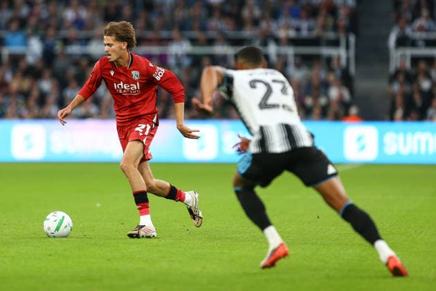 St James Park NEWCASTLE UPON TYNE, ENGLAND, AUGUST 26: Isaac Price of West Bromwich Albion dribbles the ball during a Carabao Cup Second Round match between Newcastle United and West Bromwich Albion at St James Park on August 26, 2026 in Newcastle Upon Tyne, England. (Photo by Zach Forster Sports Press Photo) (Zach Forster Sports Press Photo SPP) Copyright: xZachxForster SportsxPressxPhotox xSPPx spp-en-ZaFoPrPh-spp26_zachf_2608_197