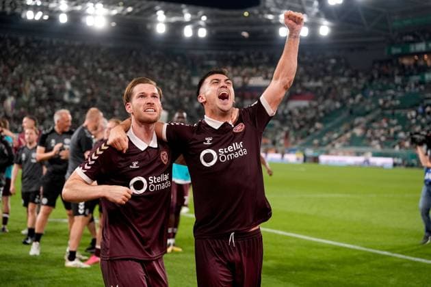 Jamie McCart (left) and Oisin McEntee of Heart of Midlothian celebrate after their side s victory over SK Rapid after a UEFA Conference League Play-Off Second Leg match between SK Rapid and Hearts at Weststadion on August 26, 2026 in Vienna, Austria. Rapid Vienna v Heart of Midlothian, UEFA Conference League, Play-Off Round, Second Leg, Football, Allianz Stadion, Vienna, Austria - 26 Aug 2026Vienna Allianz Stadion Austria  Copyright: xChristianxHofer Shutterstockx 17115048gx