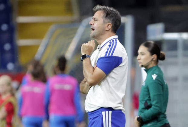 SOCCER - WCL, St.Poelten vs Juventus SANKT POELTEN,AUSTRIA,26.AUG.26 - SOCCER - UEFA Women s Champions League, qualification, SKN Sankt Poelten vs Juventus Turin. Image shows head coach Isaac Guerrero (Juventus).  GEPAxpictures xWalterxLuger