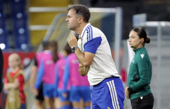 SOCCER - WCL, St.Poelten vs Juventus SANKT POELTEN,AUSTRIA,26.AUG.26 - SOCCER - UEFA Women s Champions League, qualification, SKN Sankt Poelten vs Juventus Turin. Image shows head coach Isaac Guerrero (Juventus).  GEPAxpictures xWalterxLuger