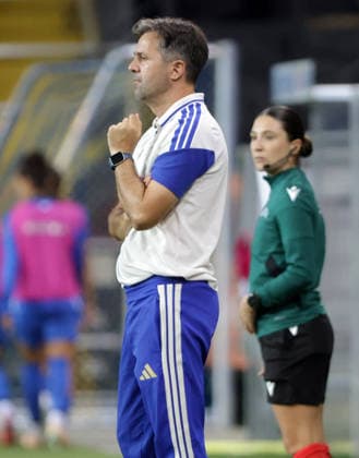 SOCCER - WCL, St.Poelten vs Juventus SANKT POELTEN,AUSTRIA,26.AUG.26 - SOCCER - UEFA Women s Champions League, qualification, SKN Sankt Poelten vs Juventus Turin. Image shows head coach Isaac Guerrero (Juventus).  GEPAxpictures xWalterxLuger