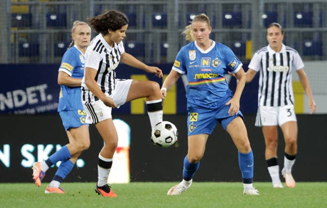 SOCCER - WCL, St.Poelten vs Juventus SANKT POELTEN,AUSTRIA,26.AUG.26 - SOCCER - UEFA Women s Champions League, qualification, SKN Sankt Poelten vs Juventus Turin. Image shows Eva Schatzer (Juventus) and Lisa Ebert (St.Poelten).  GEPAxpictures xWalterxLuger