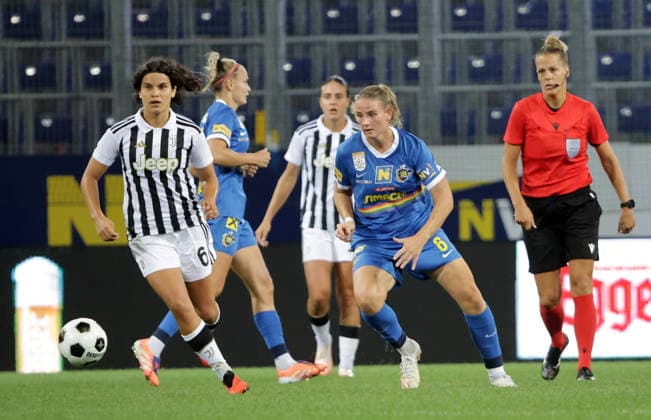SOCCER - WCL, St.Poelten vs Juventus SANKT POELTEN,AUSTRIA,26.AUG.26 - SOCCER - UEFA Women s Champions League, qualification, SKN Sankt Poelten vs Juventus Turin. Image shows Eva Schatzer (Juventus), Lisa Ebert (St.Poelten) and referee Desiree Blanco (SUI).  GEPAxpictures xWalterxLuger