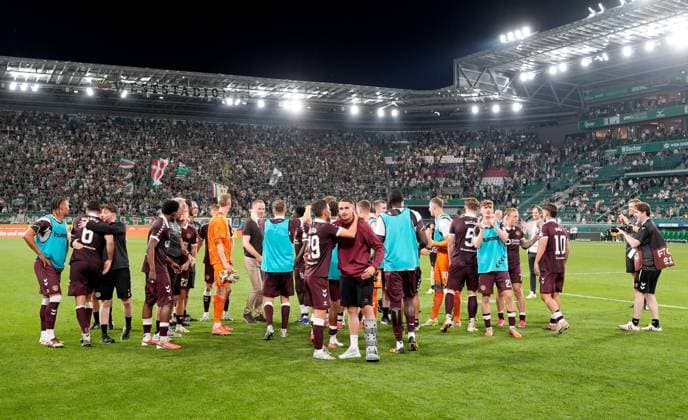 Heart of Midlothian celebrate after their side s victory over SK Rapid after a UEFA Conference League Play-Off Second Leg match between SK Rapid and Hearts at Weststadion on August 26, 2026 in Vienna, Austria. Rapid Vienna v Heart of Midlothian, UEFA Conference League, Play-Off Round, Second Leg, Football, Allianz Stadion, Vienna, Austria - 26 Aug 2026Vienna Allianz Stadion Austria  Copyright: xChristianxHofer Shutterstockx 17115048gp