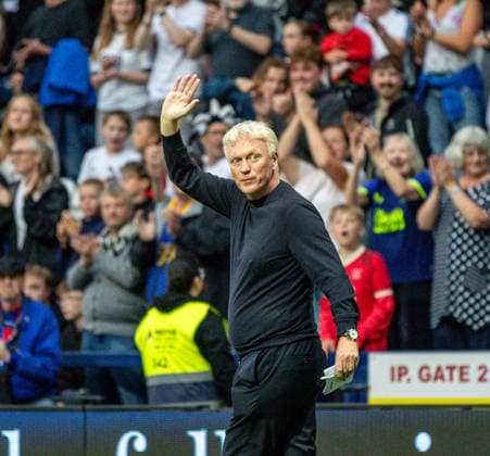 Preston North End v Everton Carabao Cup Everton manager David Moyes applauds the fans prior to kick off for the Carabao Cup Second Round match at Deepdale, Preston 26 08 2026 UK Newspapers OUT Copyright: xJamesxHarrisonx FIL-23830-0017