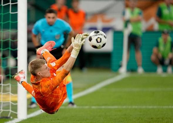 Beau Reus of Heart of Midlothian saves a penalty to win a UEFA Conference League Play-Off Second Leg match between SK Rapid and Hearts at Weststadion on August 26, 2026 in Vienna, Austria. Rapid Vienna v Heart of Midlothian, UEFA Conference League, Play-Off Round, Second Leg, Football, Allianz Stadion, Vienna, Austria - 26 Aug 2026Vienna Allianz Stadion Austria  Copyright: xChristianxHofer Shutterstockx 17115048hd