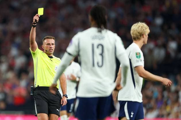 Referee Adam Herczeg shows a yellow card to Lucas Bergvall of Tottenham Hotspur Tottenham Hotspur v Charlton Athletic, EFL Carabao Cup, Second Round, Football, Tottenham Hotspur Stadium, London, UK, 26 08 2026, England - 26 Aug 2026London Tottenham Hotspur Stadium England United Kingdom EDITORIAL USE ONLY No use with unauthorised audio, video, data, fixture lists, club league logos or live services. Online in-match use limited to 120 images, no video emulation. No use in betting, games or single club league player publications.  Copyright: xHanc WiredxPhotos Shutterstockx 17118212o