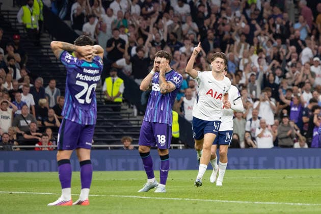 Tottenham Hotspur v Charlton Athletic, EFL Carabao Cup, Second Round, Football, Tottenham Hotspur Stadium, London, UK - 26 Aug 2026 Mikey Moore of Tottenham Hotspur celebrates after scoring his team s first goal of the game London Tottenham Hotspur Stadium Tottenham GBR, UK NEWSPAPERS OUT Copyright: xEllixBirchx