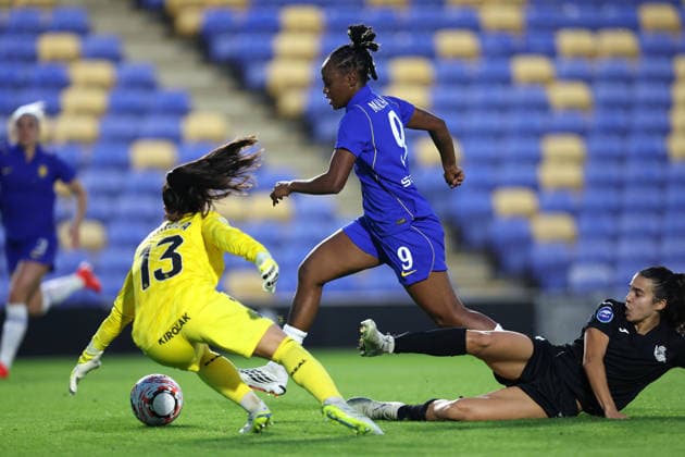 Chelsea gegen Real Sociedad Frauen, 26. August 2026, London – UEFA Women’s Champions League, dritte Qualifikationsrunde, Hinspiel: Chelsea gegen Real Sociedad Frauen. Melvine Malard von Chelsea umspielt die Torhüterin von Real Sociedad, Julia Arrula, und Claudia Florentino und erzielt das dritte Tor. Foto: Charlotte Wilson. Abseits. London, Großbritannien.  Copyright: xCharlottexWilsonx xOffsidexOffside