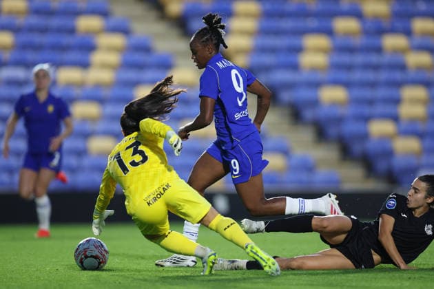 Chelsea gegen Real Sociedad Frauen, 26. August 2026, London – UEFA Women’s Champions League, dritte Qualifikationsrunde, Hinspiel: Chelsea gegen Real Sociedad Frauen. Melvine Malard von Chelsea umspielt die Torhüterin von Real Sociedad, Julia Arrula, und Claudia Florentino und erzielt das dritte Tor. Foto: Charlotte Wilson. Abseits. London, Großbritannien.  Copyright: xCharlottexWilsonx xOffsidexOffside