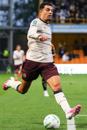 BRADFORD, ENGLAND - AUGUST 26: Zeki Amdouni of Burnley controls the ball during the Carabao Cup match between Bradford City and Burnley at Valley Parade on August 26, 2026 in Bradford, England. Copyright: xSeanxChandlerx xSPPx Sportspressphoto_SPR216420