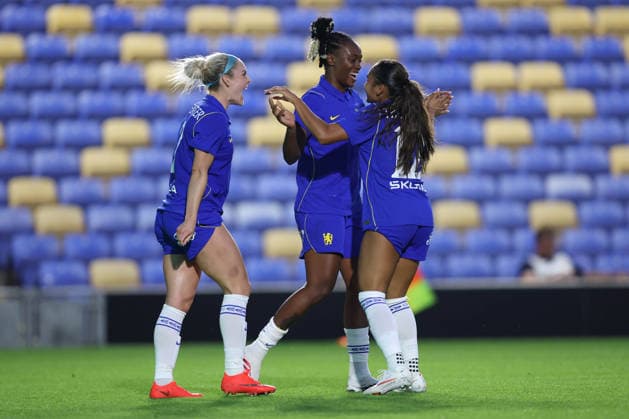 Chelsea – Real Sociedad Frauen, 26. August 2026, London – UEFA Women’s Champions League, dritte Qualifikationsrunde, Hinspiel: Chelsea – Real Sociedad Frauen. Melvine Malard von Chelsea feiert gemeinsam mit Ellie Carpenter und Alyssa Thompson von Chelsea das vierte Tor. Foto: Charlotte Wilson. Abseits. London, Großbritannien.  Copyright: xCharlottexWilsonx xOffsidexOffside