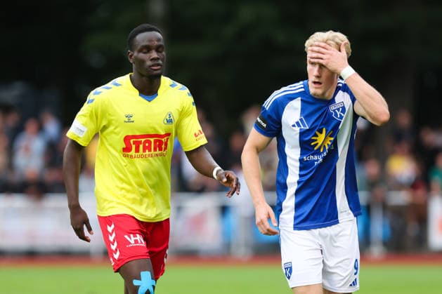 August 26, 2026, Soccer, Men s, Regionalliga Nord, Matchday 5, SV Atlas Delmenhorst vs. BSV Kickers Emden, Theo Schröder (No. 9, BSV Kickers Emden) in a tackle with Andre Ndiaye (No. 3, SV Atlas Delmenhorst)