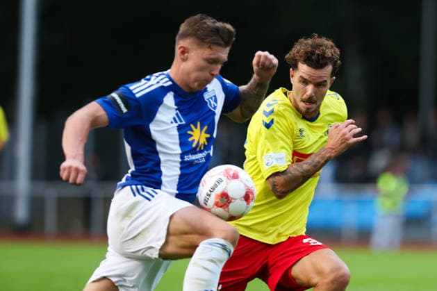 August 26, 2026, Soccer, Men s, Regionalliga Nord, Matchday 5, SV Atlas Delmenhorst vs. BSV Kickers Emden, Luc Ihorst (blue, No. 14) of BSV Kickers Emden in a tackle with Mario Siech (No. 30) of SV Atlas Delmenhorst