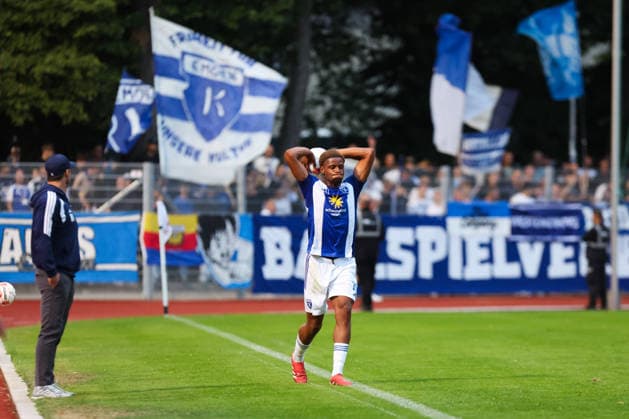 August 26, 2026, Soccer, Men s, Regionalliga Nord, Matchday 5, SV Atlas Delmenhorst vs. BSV Kickers Emden, Jubes Ticha Blue 29, BSV Kickers Emden taking a throw-in
