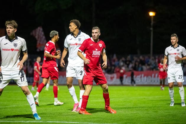 Joshua Okpalaike (SVB), center, vs. Robert Leipertz (GFC), right, GER, soccer, men s, Northeast Regional League, 2026–2027 season, Greifswalder FC vs. SV Babelsberg 03, final score 2–1