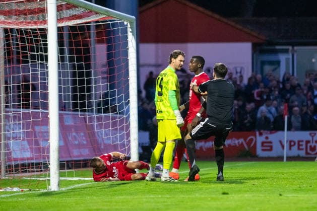 A scuffle breaks out in Babelsberg’s penalty area as Grace Bokake Bolufe (GFC, center) confronts goalkeeper Niclas Müller (SVB, left) after he roughly brought down Kay Seidemann (GFC) to the ground. GER, Soccer, Men’s, Regionalliga Northeast, 2026–2027 season, Greifswalder FC vs. SV Babelsberg 03, final score 2–1