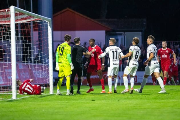 A scramble in the Babelsberg penalty area: Grace Bokake Bolufe (GFC, center) goes up against goalkeeper Niclas Müller (SVB, left) in Germany, soccer, men’s, Northeast Regional League, 2026–2027 season, Greifswalder FC vs. SV Babelsberg 03, Final Score 2–1
