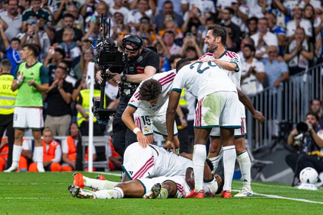 ESP Real Madrid CF vs. Real Sociedad La Liga EA Sports Vinicius Junior of Real Madrid celebrates his goal with his teammates during the La Liga EA Sports match between Real Madrid and Real Sociedad at Estadio Santiago Bernabéu on August 26, 2026, in Madrid, Spain Madrid Madrid Spain Soccer Copyright: xAlejandroxMatiasx