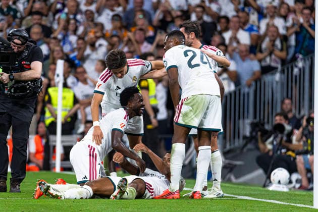 ESP Real Madrid CF vs. Real Sociedad La Liga EA Sports Vinicius Junior of Real Madrid celebrates his goal with his teammates during the La Liga EA Sports match between Real Madrid and Real Sociedad at Estadio Santiago Bernabéu on August 26, 2026, in Madrid, Spain Madrid Madrid Spain Soccer Copyright: xAlejandroxMatiasx