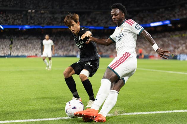 MADRID, SPAIN - AUGUST 26: Vinicius Junior of Real Madrid (R) passes the ball under pressure from Takefusa Kubo of Real Sociedad (L) during the LaLiga EA Sports football match between Real Madrid and Real Sociedad at Estadio Santiago Bernabeu on August 26, 2026 in Madrid, Spain. (Photo by Ricardo Nogueira Sports Press Photo) Copyright: xRicardoxNogueira SportsxPressxPhotox Sportspressphoto_SPR216498