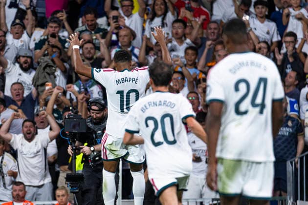 ESP Real Madrid CF vs. Real Sociedad La Liga EA Sports Kylian Mbappé of Real Madrid celebrates his goal with his teammates during the La Liga EA Sports match between Real Madrid and Real Sociedad at Estadio Santiago Bernabéu on August 26, 2026, in Madrid, Spain Madrid Madrid Spain Soccer Copyright: xAlejandroxMatiasx