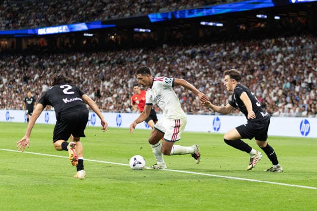 MADRID, SPAIN - AUGUST 26: Jude Bellingham of Real Madrid (C) runs with the ball under pressure from Jon Aramburu of Real Sociedad (L) and Luken Beitia of Real Sociedad (R) during the LaLiga EA Sports football match between Real Madrid and Real Sociedad at Estadio Santiago Bernabeu on August 26, 2026 in Madrid, Spain. (Photo by Ricardo Nogueira Sports Press Photo) Copyright: xRicardoxNogueira SportsxPressxPhotox Sportspressphoto_SPR216500