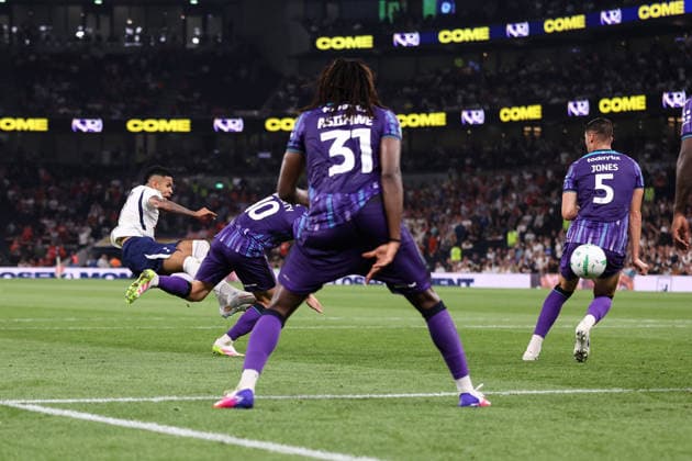 Tottenham Hotspur gegen Charlton Athletic, 26. August 2026, London, Carabao Cup, zweite Runde: Tottenham Hotspur gegen Charlton Athletic. Savio von Tottenham Hotspur schießt das fünfte Tor, das als Treffer von Ben Davies von Tottenham Hotspur gewertet wird. Foto: Jacques Feeney. Abseits. London, Großbritannien  Copyright: xJacquesxFeeneyx xOffsidexOffside