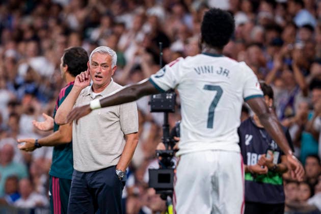 Real Madrid CF v Real Sociedad Jose Mourinho (L), head coach of Real Madrid CF, reacts to Vinicius Junior of Real Madrid CF (R) the LaLiga EA Sports football match between Real Madrid CF and Real Sociedad at Estadio Bernabeu on August 26, 2026 in Madrid, Spain. Madrid Estadio Bernabeu Madrid Spain Copyright: xAlbertoxGardinx AGardin_20260826_Foot_Liga_Rea_Mad_Rea_Soc_0194-2