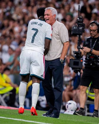 Real Madrid CF v Real Sociedad Jose Mourinho (R), head coach of Real Madrid CF, reacts to Vinicius Junior of Real Madrid CF (L) the LaLiga EA Sports football match between Real Madrid CF and Real Sociedad at Estadio Bernabeu on August 26, 2026 in Madrid, Spain. Madrid Estadio Bernabeu Madrid Spain Copyright: xAlbertoxGardinx AGardin_20260826_Foot_Liga_Rea_Mad_Rea_Soc_0202