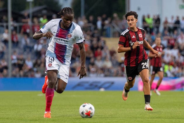 August 26, 2026, xhfmx, Soccer, UEFA Women s Champions League Qualifying Round 3, Eintracht Frankfurt Women vs. Paris Saint-Germain Women, from left: Merveille Kanjinga (Paris Saint-Germain), 19, in a footrace with Dilara Acikgöz (Eintracht Frankfurt), 29, Frankfurt
