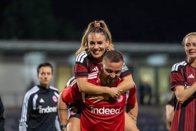 August 26, 2026, xhfmx, Soccer, UEFA Women s Champions League Qualifying Round 3, Eintracht Frankfurt Women vs. Paris Saint-Germain Women, Ereleta Memeti (Eintracht Frankfurt), 7 celebrates with assistant coach Christos Rellas analysis of Frankfurt