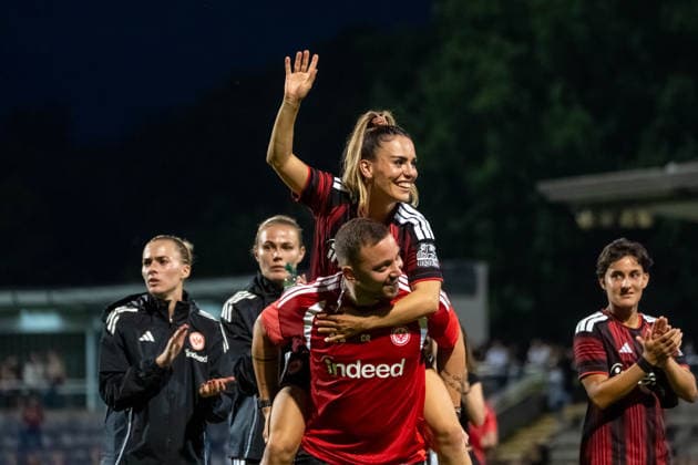 August 26, 2026, xhfmx, Soccer, UEFA Women s Champions League Qualifying Round 3, Eintracht Frankfurt Women vs. Paris Saint-Germain Women, Ereleta Memeti (Eintracht Frankfurt), 7 celebrates with assistant coach Christos Rellas analysis of Frankfurt
