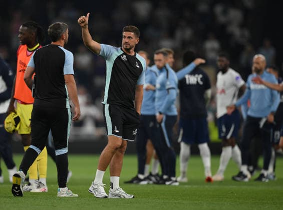 Tottenham Hotspur v Charlton Athletic Carabao Cup Charlton Athletic individual development coach Dave Huzzey applauds their fans at full time during the Carabao Cup Second Round match at Tottenham Hotspur Stadium, London 26 08 2026 UK Newspapers OUT Copyright: xDanielxHamburyx FIL-23825-0172