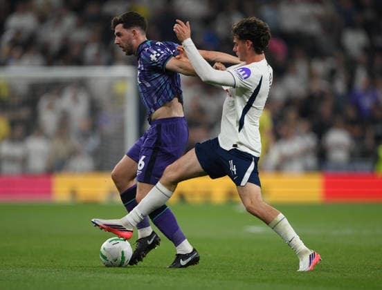 Tottenham Hotspur v Charlton Athletic Carabao Cup Tottenham Hotspur s Archie Gray (right) and Charlton Athletic s Joe Rankin-Costello battle for the ball during the Carabao Cup Second Round match at Tottenham Hotspur Stadium, London 26 08 2026 UK Newspapers OUT Copyright: xDanielxHamburyx FIL-23825-0141