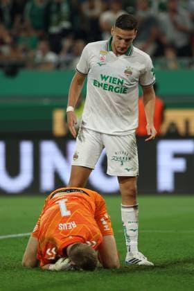 26.August.2026 - SOCCER - 2026 27 UEFA Conference League Play-offs, 2nd Leg, SK Rapid Wien vs Heart of Midlothian FC Beau Reus (Hearts) saves the ball and Ercan Kara (Rapid Wien) VIENNA VIENNA, AUSTRIA Allianz Stadion SK Rapid Wien Allianz Stadion AUSTRIA Copyright: xYigitxOermex xPsxImagesxYigitxOermex xPsxImagesx