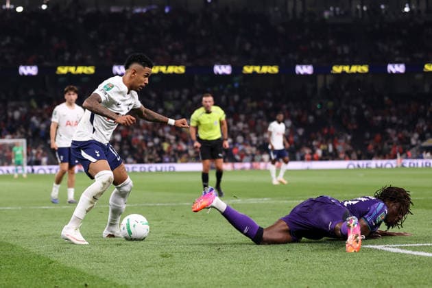 Tottenham Hotspur gegen Charlton Athletic, 26. August 2026, London, Carabao Cup, zweite Runde: Tottenham Hotspur gegen Charlton Athletic. Timothy Noor Ouma von Charlton Athletic wirft sich in den Ball, als Savio von Tottenham Hotspur an ihm vorbeirast. Foto: Jacques Feeney. Abseits. London, Großbritannien.  Copyright: xJacquesxFeeneyx xOffsidexOffside