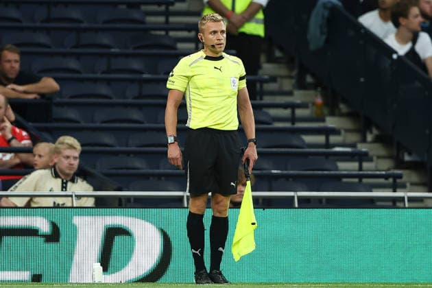 Tottenham Hotspur v Charlton Athletic, Carabao Cup Assistant referee Alistair Nelson during the Tottenham Hotspur v Charlton Athletic Carabao Cup 2nd Round match at the Tottenham Hotspur Stadium, London, England on 26 August 2026 Credit: Ian Stephen Every Second Media Editorial use only. All images are copyright Every Second Media Limited. No images may be reproduced without prior permission. All rights reserved. Premier League and Football League images are subject to licensing agreements with Football DataCo Limited. see https: www.football-dataco.com Copyright: xIMAGO EveryxSecondxMediax ESM-2118-0022 IanxStephenx xEveryxSecondxMediax