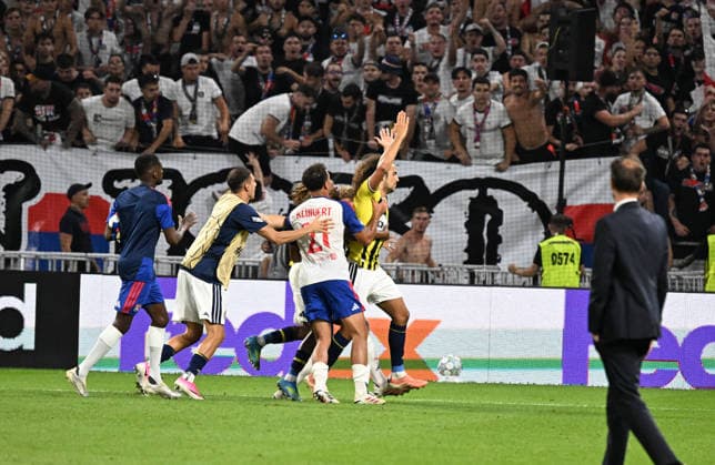 Football : Olympique Lyonnais v Fenerbahce SK - UEFA Champions League, Play-offs - 26 08 2026 Provocation by the Fenerbahce player, Guendouzi, and a mass brawl between players after winniner the UEFA Champions League, Play-offs, second leg football match between Olympique Lyonnais and Fenerbahce SK at Groupama Stadium Decines Charpieu Lyon France on August 26 2026 LYONFrance  Copyright: xMouradxAllilix