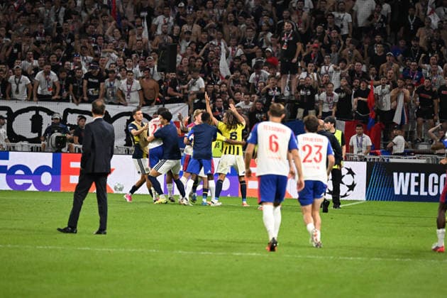 Football : Olympique Lyonnais v Fenerbahce SK - UEFA Champions League, Play-offs - 26 08 2026 Provocation by the Fenerbahce player, Guendouzi, and a mass brawl between players after winniner the UEFA Champions League, Play-offs, second leg football match between Olympique Lyonnais and Fenerbahce SK at Groupama Stadium Decines Charpieu Lyon France on August 26 2026 LYONFrance  Copyright: xMouradxAllilix