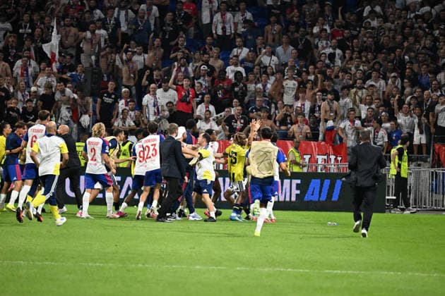 Football : Olympique Lyonnais v Fenerbahce SK - UEFA Champions League, Play-offs - 26 08 2026 Provocation by the Fenerbahce player, Guendouzi, and a mass brawl between players after winniner the UEFA Champions League, Play-offs, second leg football match between Olympique Lyonnais and Fenerbahce SK at Groupama Stadium Decines Charpieu Lyon France on August 26 2026 LYONFrance  Copyright: xMouradxAllilix