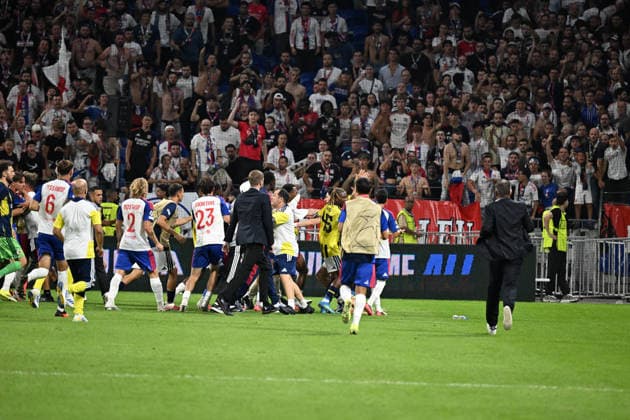 Football : Olympique Lyonnais v Fenerbahce SK - UEFA Champions League, Play-offs - 26 08 2026 Provocation by the Fenerbahce player, Guendouzi, and a mass brawl between players after winniner the UEFA Champions League, Play-offs, second leg football match between Olympique Lyonnais and Fenerbahce SK at Groupama Stadium Decines Charpieu Lyon France on August 26 2026 LYONFrance  Copyright: xMouradxAllilix