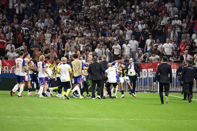 Football : Olympique Lyonnais v Fenerbahce SK - UEFA Champions League, Play-offs - 26 08 2026 Provocation by the Fenerbahce player, Guendouzi, and a mass brawl between players after winniner the UEFA Champions League, Play-offs, second leg football match between Olympique Lyonnais and Fenerbahce SK at Groupama Stadium Decines Charpieu Lyon France on August 26 2026 LYONFrance  Copyright: xMouradxAllilix