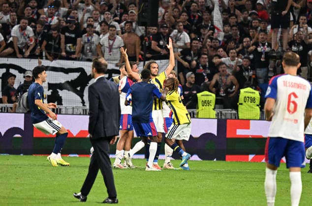 Football : Olympique Lyonnais v Fenerbahce SK - UEFA Champions League, Play-offs - 26 08 2026 Provocation by the Fenerbahce player, Guendouzi, and a mass brawl between players after winniner the UEFA Champions League, Play-offs, second leg football match between Olympique Lyonnais and Fenerbahce SK at Groupama Stadium Decines Charpieu Lyon France on August 26 2026 LYONFrance  Copyright: xMouradxAllilix