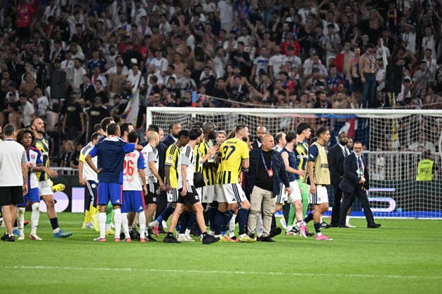 Football : Olympique Lyonnais v Fenerbahce SK - UEFA Champions League, Play-offs - 26 08 2026 Provocation by the Fenerbahce player, Guendouzi, and a mass brawl between players after winniner the UEFA Champions League, Play-offs, second leg football match between Olympique Lyonnais and Fenerbahce SK at Groupama Stadium Decines Charpieu Lyon France on August 26 2026 LYONFrance  Copyright: xMouradxAllilix